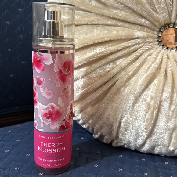 BATH & BODY WORKS SET. . ..CHERRY BLOSSOM SCENT - Picture 5 of 6